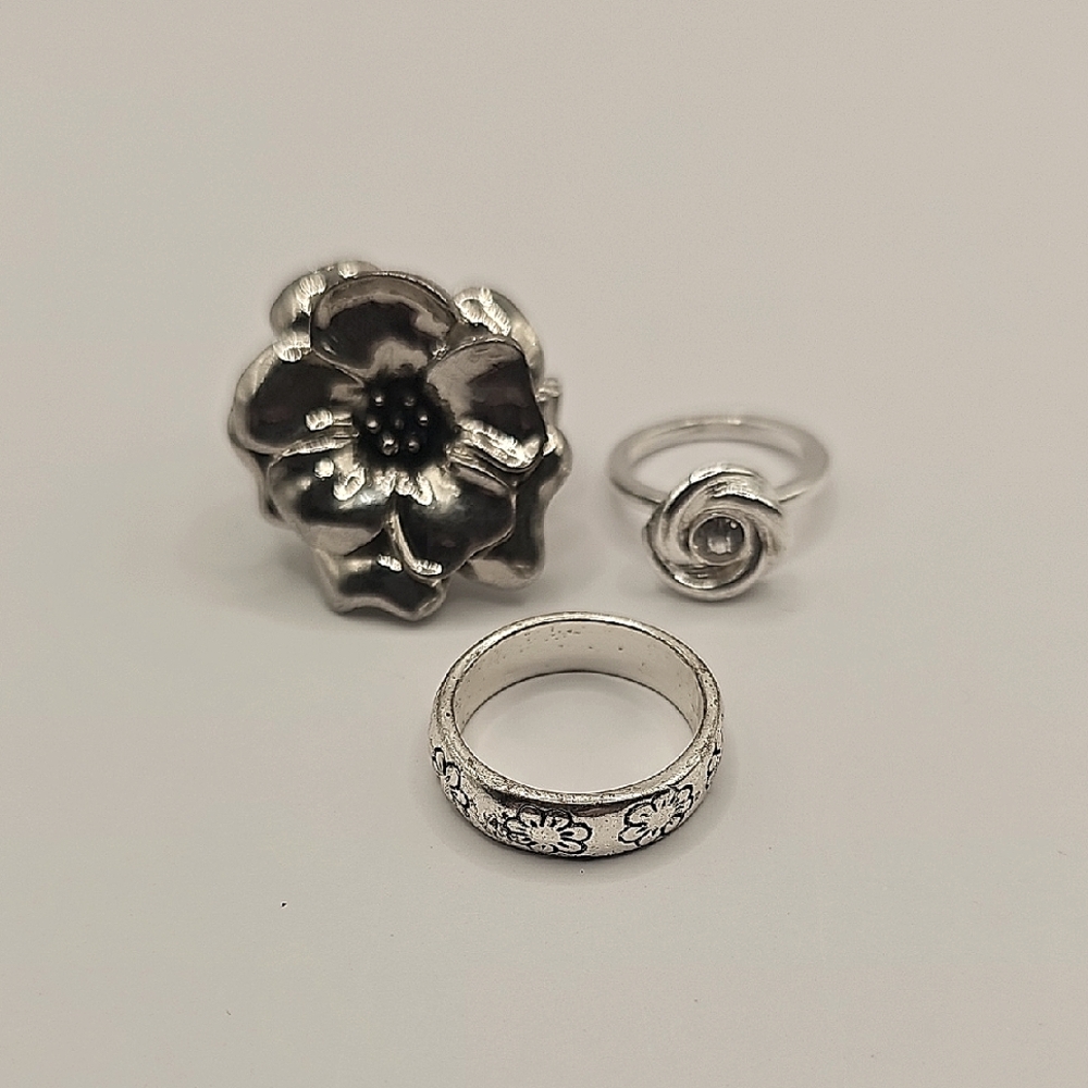 5/$25 - Silvertone Floral Motif Ring Lot